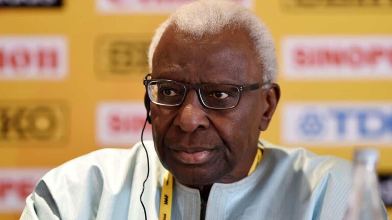 L'ancien patron de l'athlÃ©tisme mondial, le SÃ©nÃ©galais Lamine Diack, est mort dans la nuit de jeudi Ã  vendredi Ã  l'Ã¢ge de 88 ans, Ã  Dakar. Il y Ã©tait rentrÃ© en mai, aprÃ¨s avoir Ã©tÃ© retenu en France pendant des annÃ©es pour une affaire de corruption.