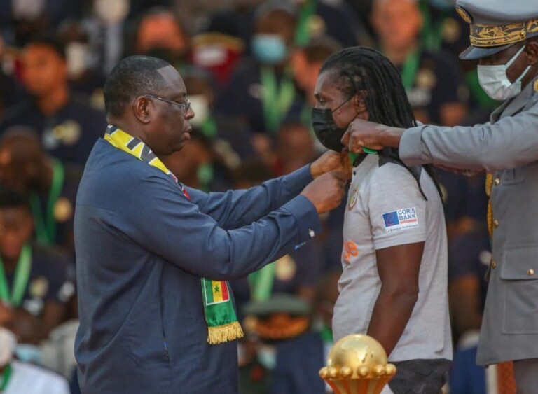 Macky Sall, le PrÃ©sident sÃ©nÃ©galais, dÃ©corant Aliou CissÃ©, le sÃ©lectionneur des Lions de la TÃ©ranga