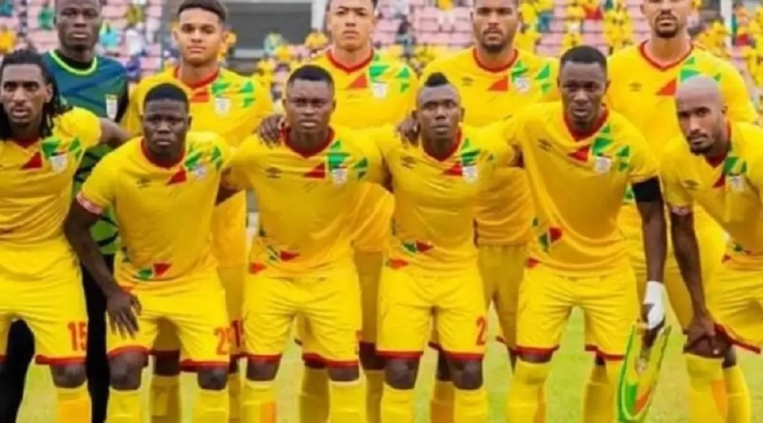 Les GuÃ©pards du BÃ©nin posent pour une rencontre officielle