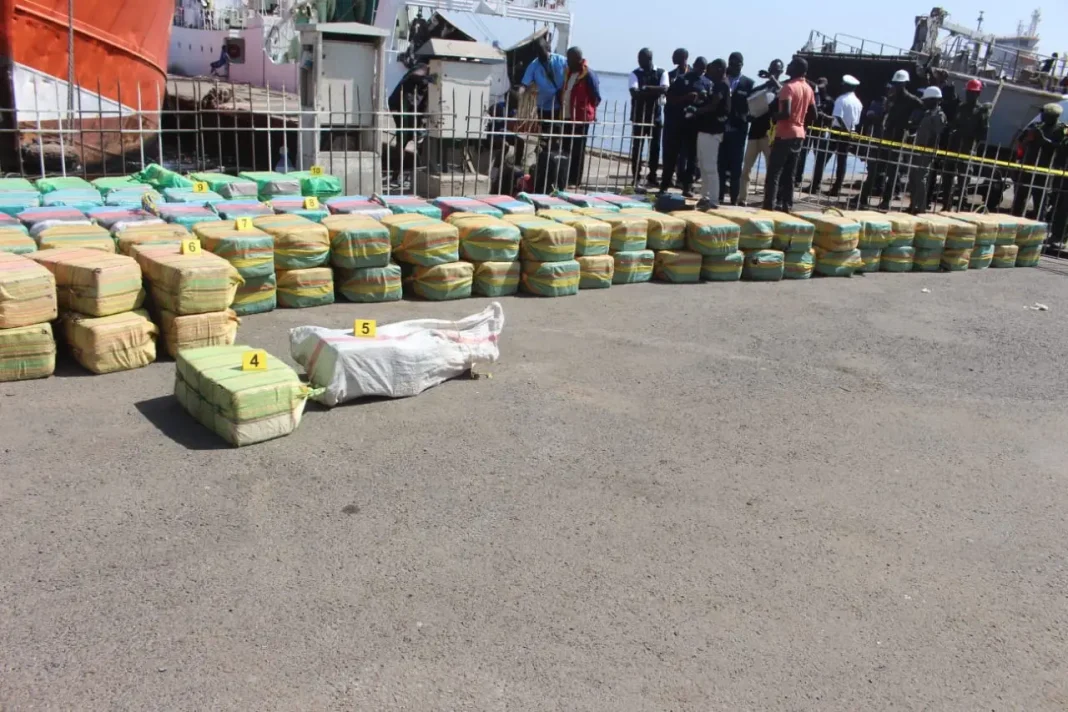 Un patrouilleur de la marine «a saisi prÃ¨s de 3 tonnes de cocaÃ¯ne pure Ã  bord dâ€™un navire interceptÃ© Ã  150 km au large» de Dakar, a annoncÃ© la marine sur X (anciennement Twitter)