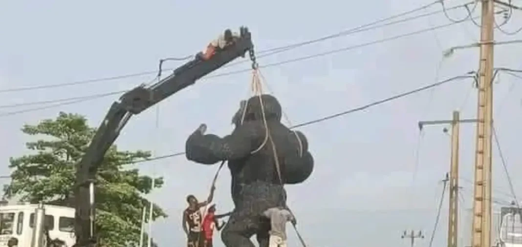 La statue gorille retirÃ©e du carrefour Kpota