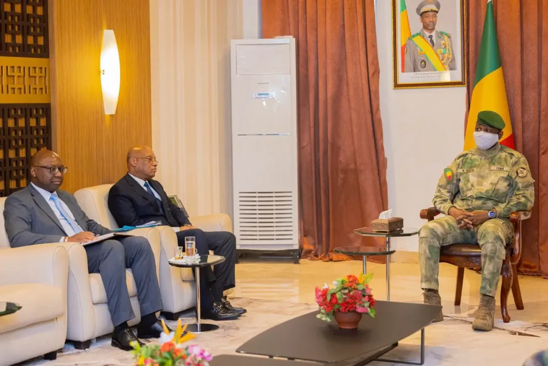 Jean-Claude Kassi Brou, le gouverneur de la BCEAO lors dâ€™une audience que lui a accordÃ©e le colonel Assimi GoÃ¯ta