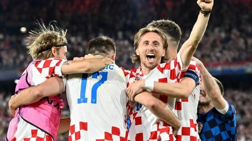 Le milieu de terrain croate Luka Modric (C) cÃ©lÃ¨bre avec ses coÃ©quipiers aprÃ¨s avoir remportÃ© la demi-finale de la Ligue des Nations contre les pays-Bas. JEAN THYS / AFP