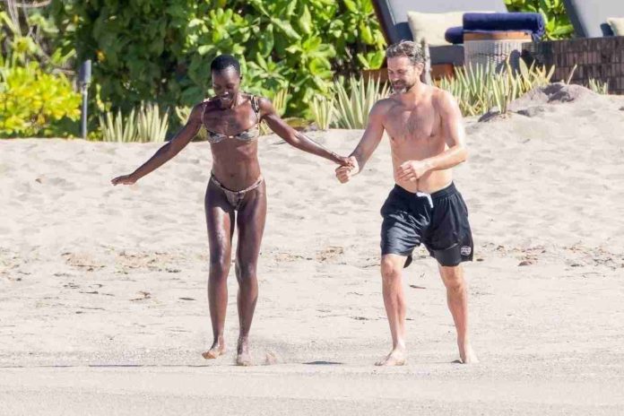 PassionnÃ© baiser de Joshua Jackson et Lupita Nyongâ€™o