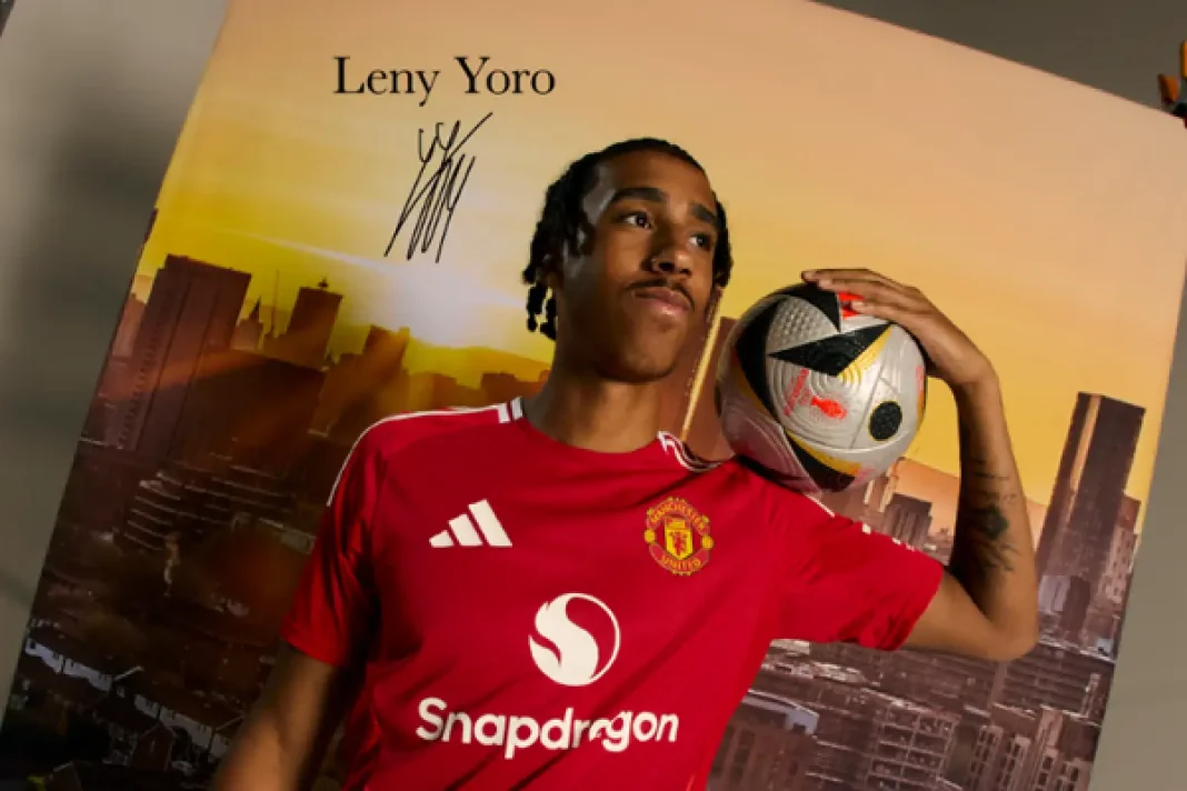 Leny Yoro sous le maillot de Manchester United @compte X de Manchester United