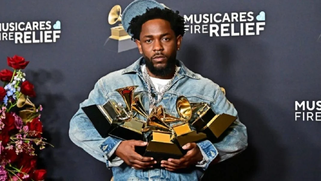 Kendrick Lamar a remporté deux récompenses majeures aux Grammy Awards dimanche, en raflant les prix de la meilleure chanson et du meilleur enregistrement de l'année aux Grammy Awards dimanche, pour son titre 